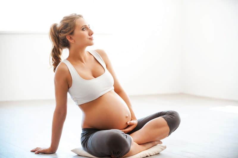 Femme enceinte yoga à lyon