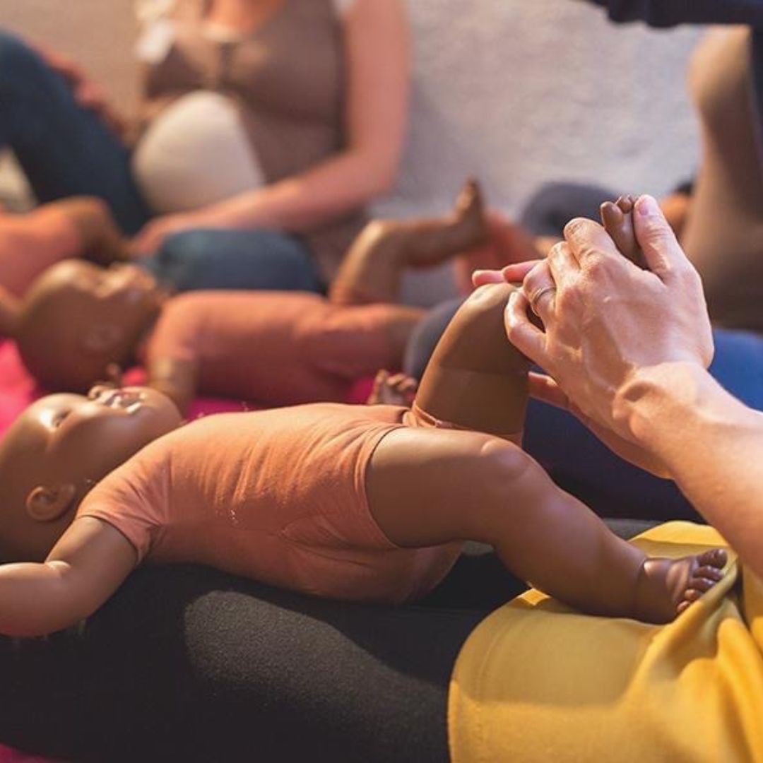 Un parent masse son bébé