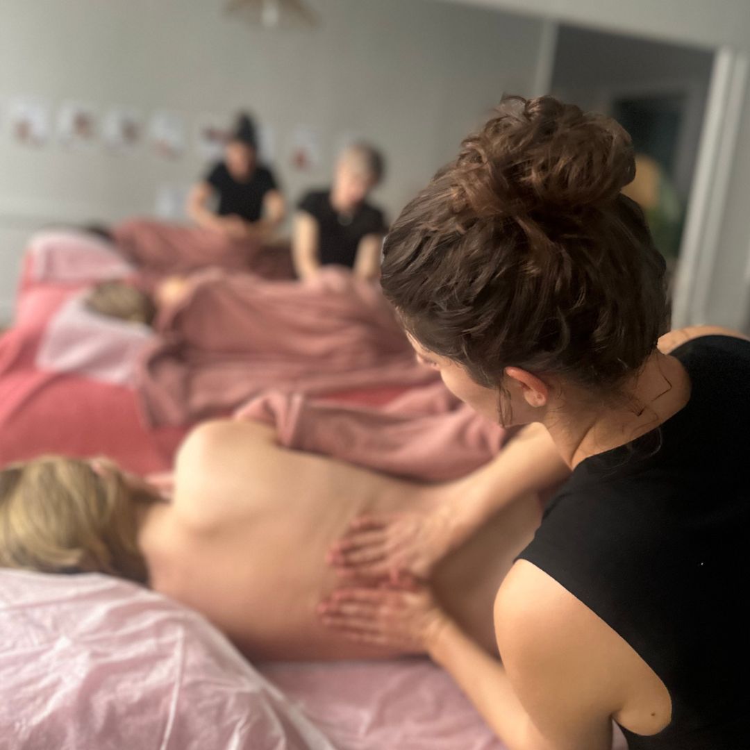 Élèves en formation massage à Lyon, pratique en binôme