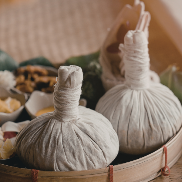 Formation massage pochons et rituel thaï du postpartum Yu fai