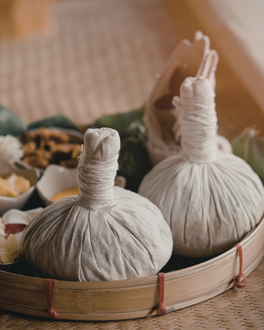 Formation massage pochons et rituel thaï du postpartum Yu fai
