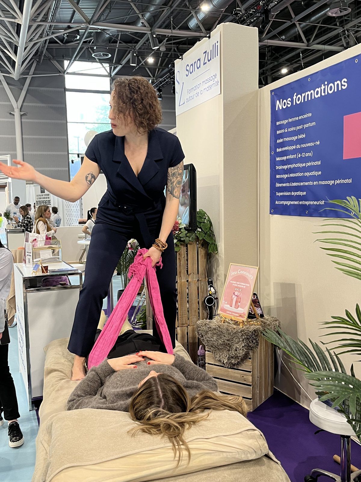 Sarah Poplimont présente les formations de l’École sur un salon professionnel