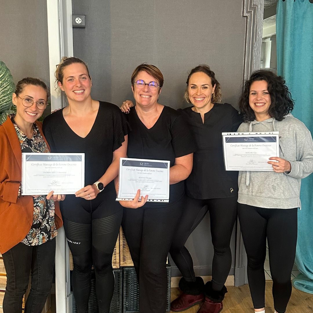 Une promotion d’élèves de l’École Maman & Moi avec leurs certificats