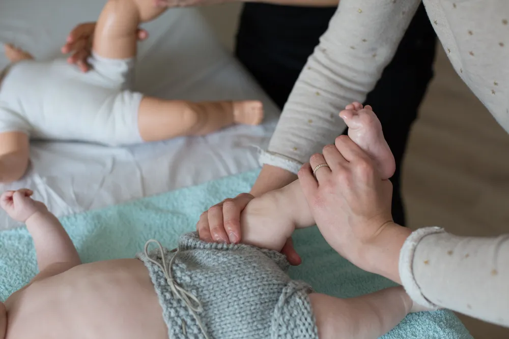 Massage des jambes d'un bébé, inspiré du shantala