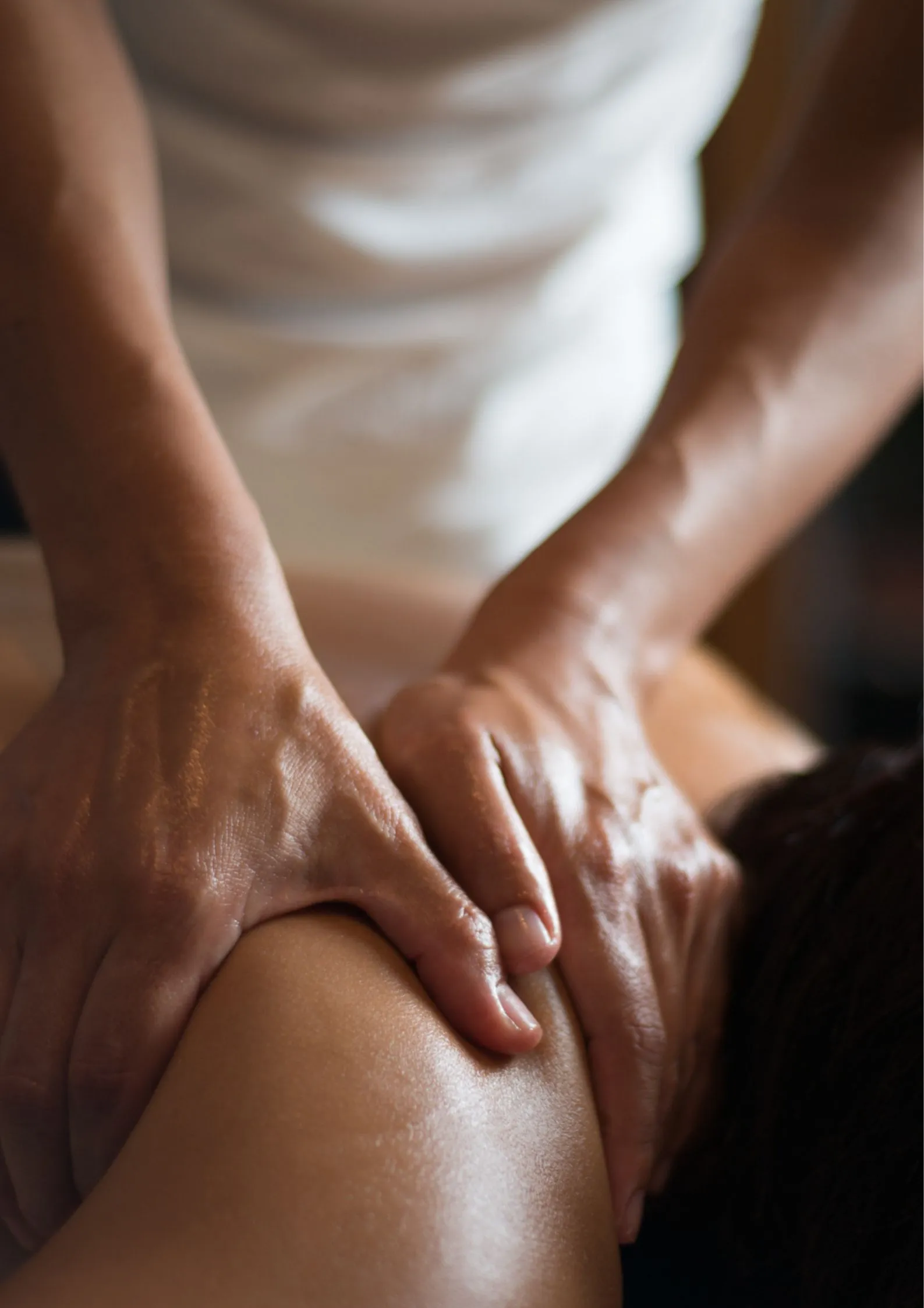 Drainage lymphatique postnatal : jeune maman recevant un soin du dos