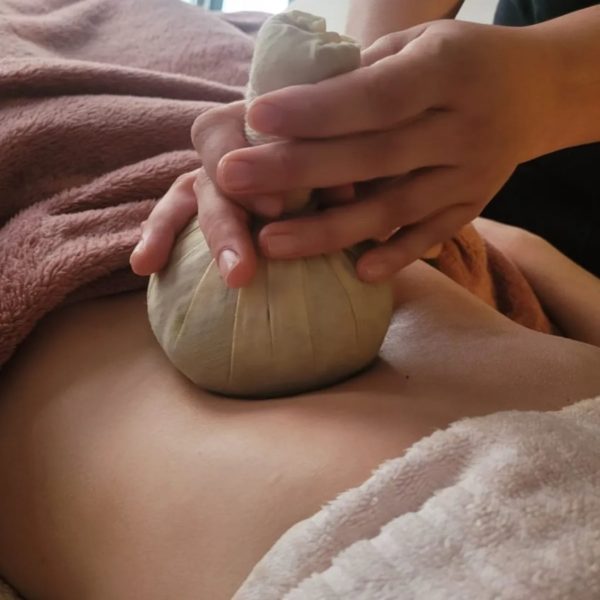 Rituel post-partum aux pochons chauds sur le ventre d’une jeune maman, à Villeurbanne