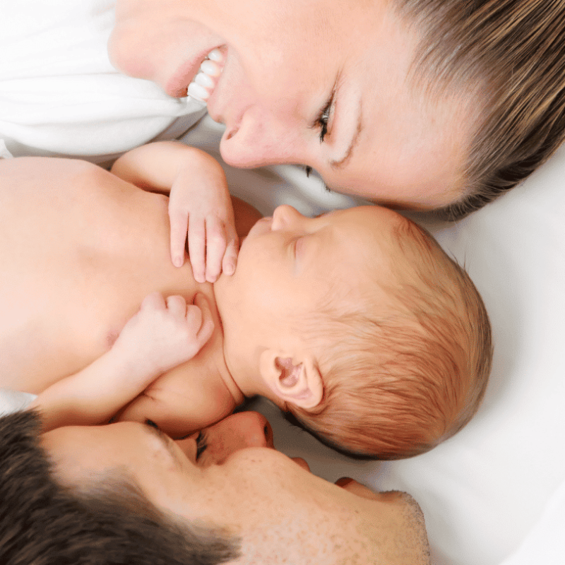 massage papa bébé maman famille